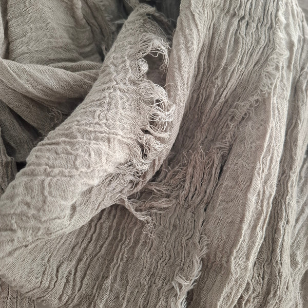 צעיף מקומט חום קפה