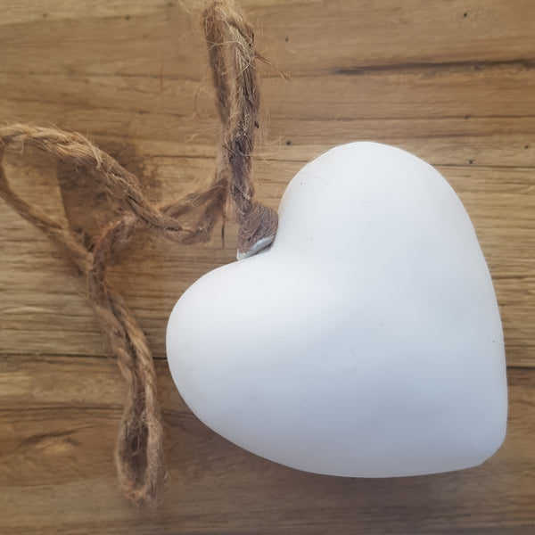 סבון לב ריחני לבן על חוט