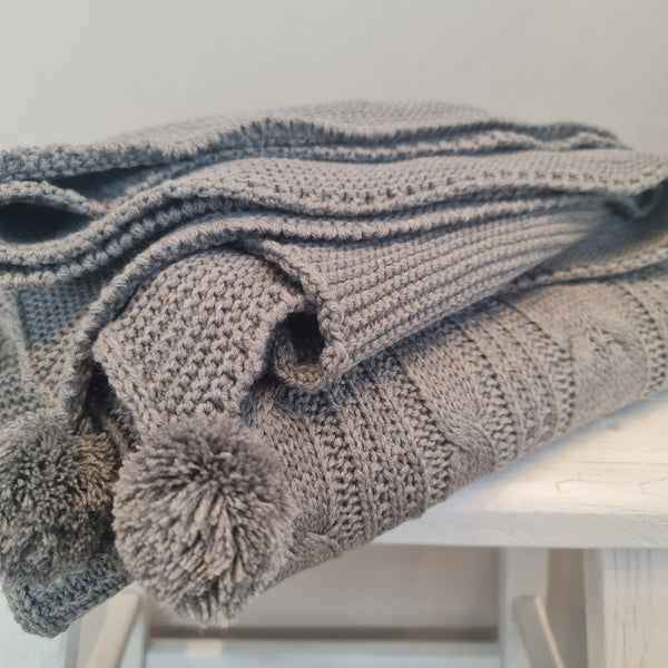 שמיכת תינוק סרוגה אפור